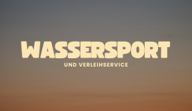Zwei Personen beim Wassersport auf einem Gewässer, umgeben von Natur.