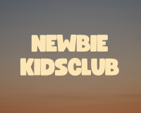 Text in großen Buchstaben: "NEWBIE KIDSCLUB" auf einem farbigen Hintergrund.