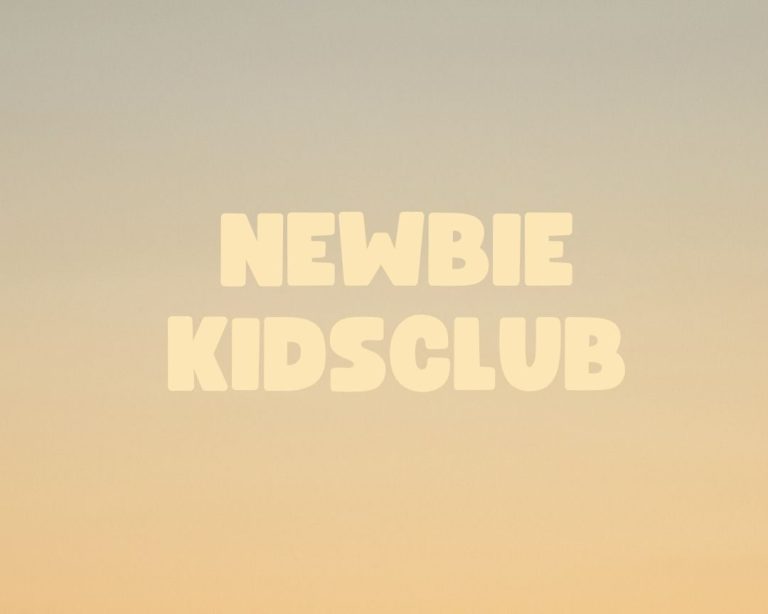 Text in großen Buchstaben: "NEWBIE KIDSCLUB" auf einem farbigen Hintergrund.