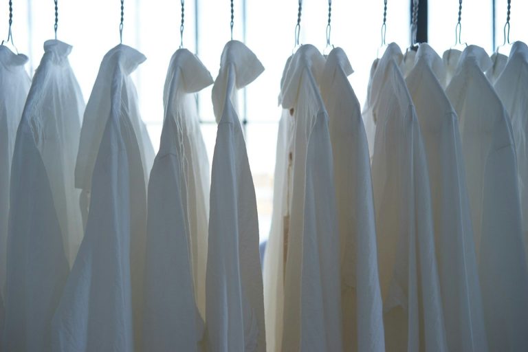 All White Party Hängende weiße Kleidung in einem hellen, lichtdurchfluteten Raum.