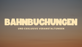 Text auf einem Steg: "Bahnbuchungen und Exklusive Veranstaltungen" mit Wasser im Hintergrund.