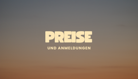 Text in großer, auffälliger Schrift: "Preise und Anmeldungen" vor einem farbigen Himmel.