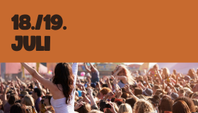 Event "Summerty Festival" Menschenmenge feiert auf einem Festival, Hände sind in die Luft gestreckt.