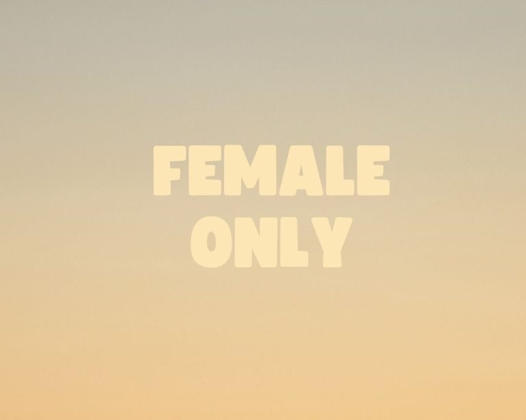 Text in großer, lockerer Schrift: "NEWBIE FEMALE" vor einem farbenfrohen Himmel.