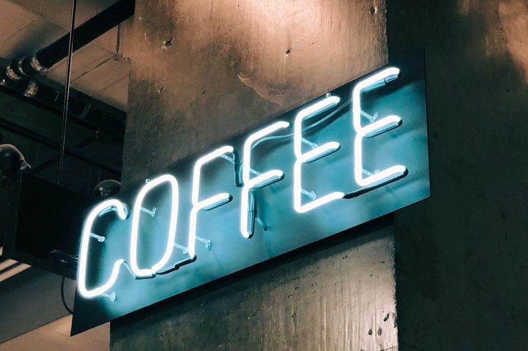 Sportstunde am See Neon-Schild mit der Aufschrift "COFFEE" in stilvollem Ambiente.
