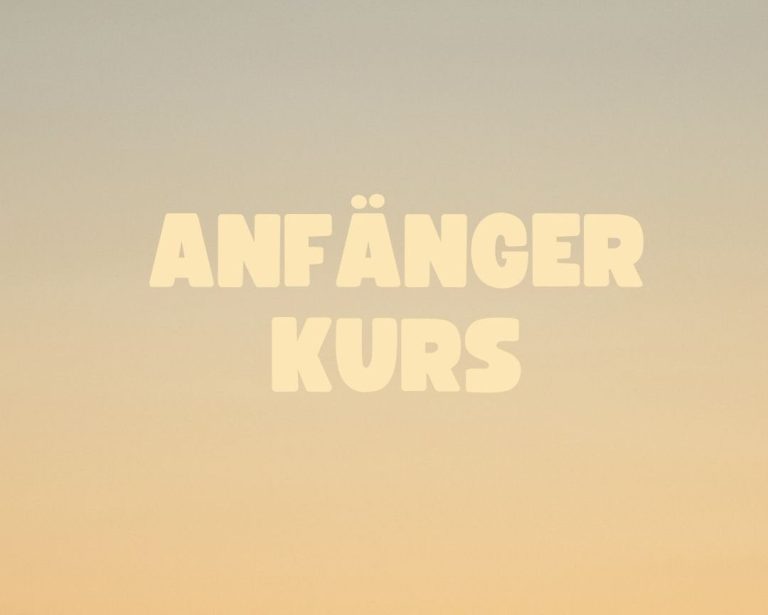 Text "NEWBIE WEEKEND" auf Farbverlauf-Hintergrund von Abenddämmerung.